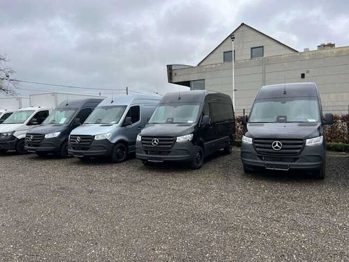 Mercedes-Benz Sprinter 317 L2H2 ZWART TREKHAAK 3.5 T AUTOMAAT 46000 EXBTW