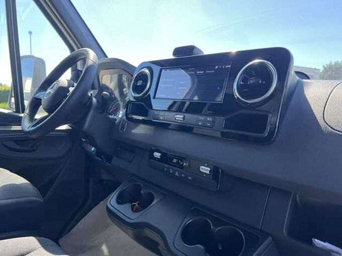 Mercedes-Benz Sprinter 317 box + laadlift &euro; 55800 ex btw