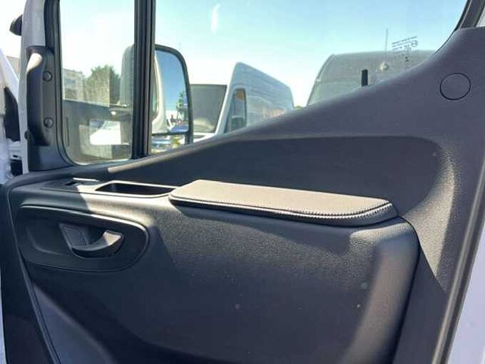 Mercedes-Benz Sprinter 317 box + laadlift &euro; 55800 ex btw