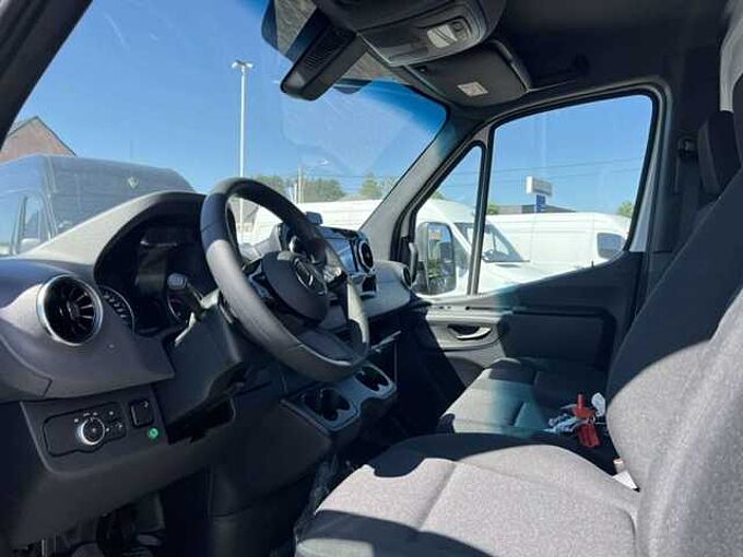 Mercedes-Benz Sprinter 317 box + laadlift &euro; 55800 ex btw