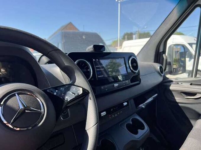 Mercedes-Benz Sprinter 317 box + laadlift &euro; 55800 ex btw